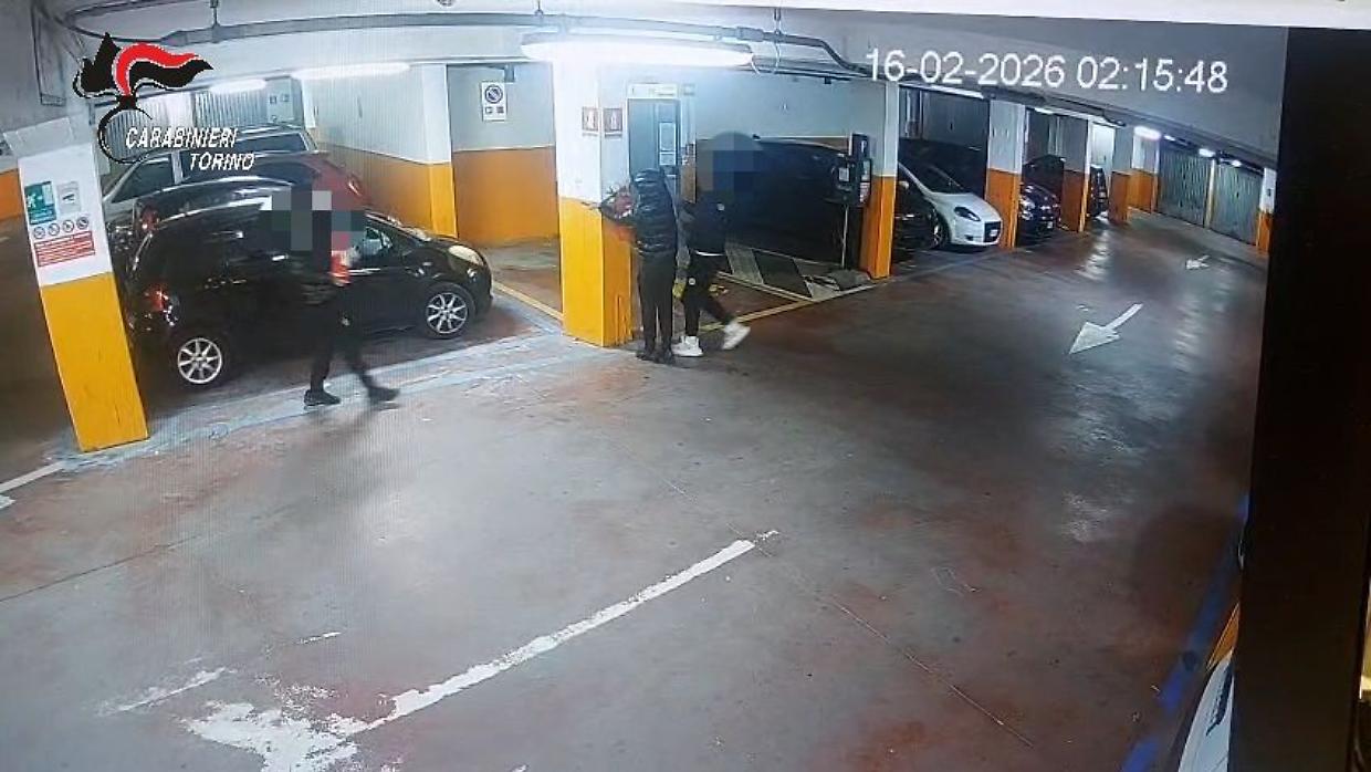 Rivoli, minorenni svuotano estintori sulle auto