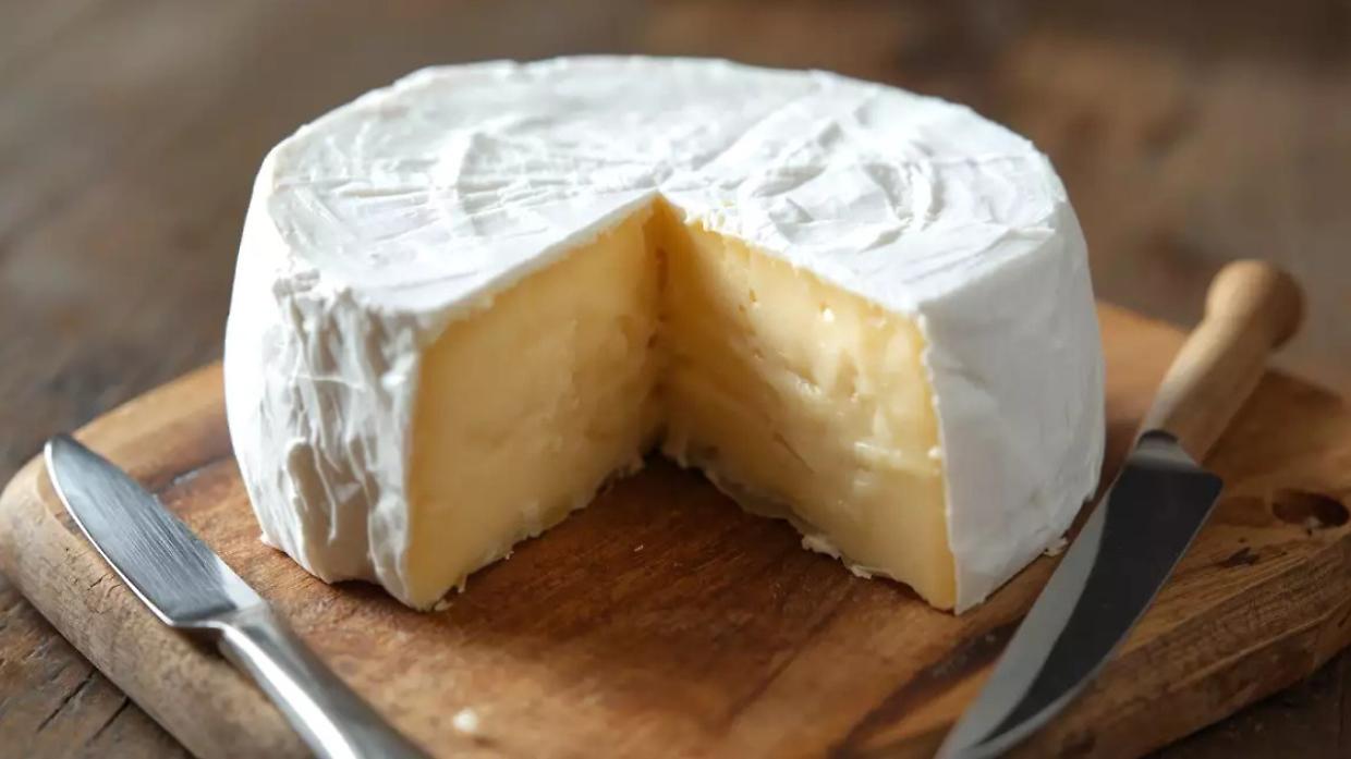 Allerta alimentare: Camembert ritirato dai supermercati per rischio batterico