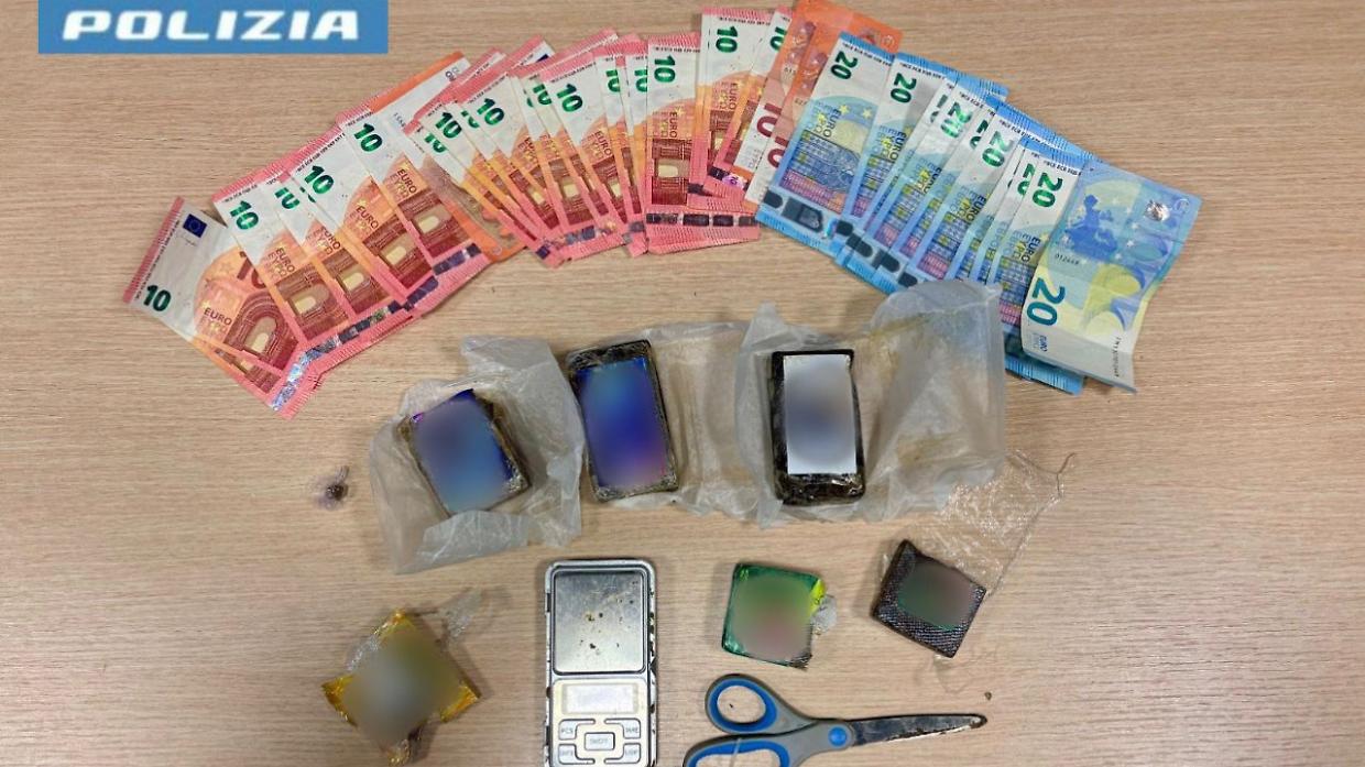 Fuga in monopattino e hashish in camera: scacco allo spaccio in corso Trapani