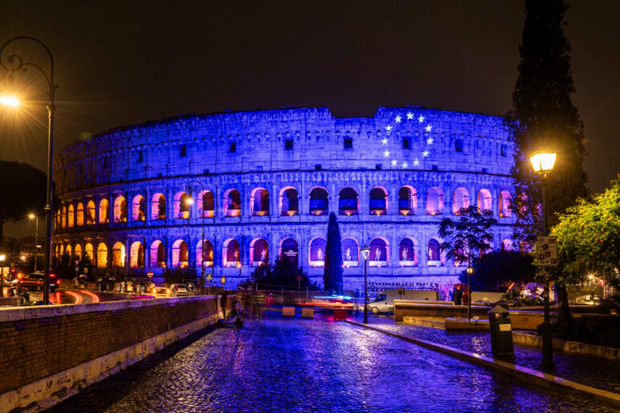 Perch&eacute; il 2 aprile il mondo si tinge di blu, ecco il significato del colore simbolo dell'autismo