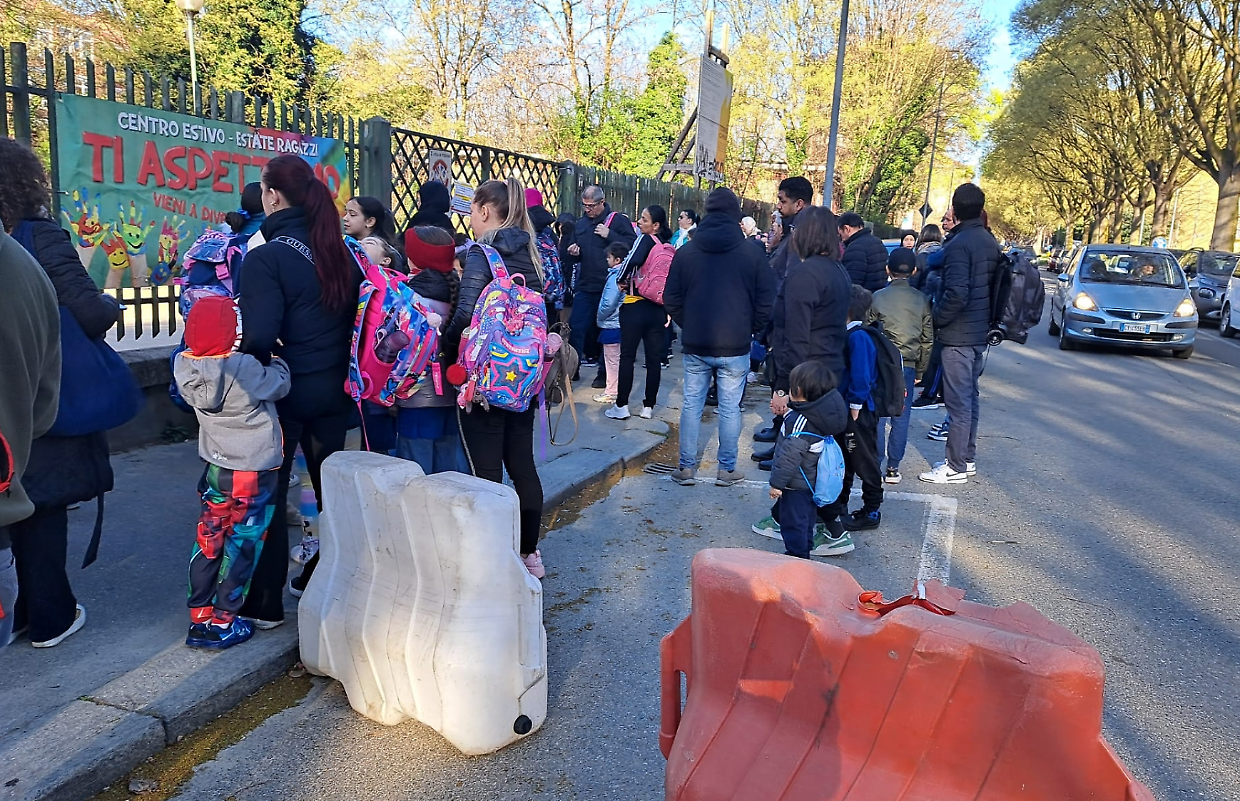 Studenti in strada tra auto e pullman:  &laquo;Una situazione intollerabile&raquo;