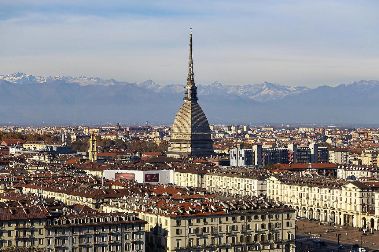 Torino a testa in su: i tre volti del potere sulle facciate di Via Milano che hanno occhi (e zanne)
