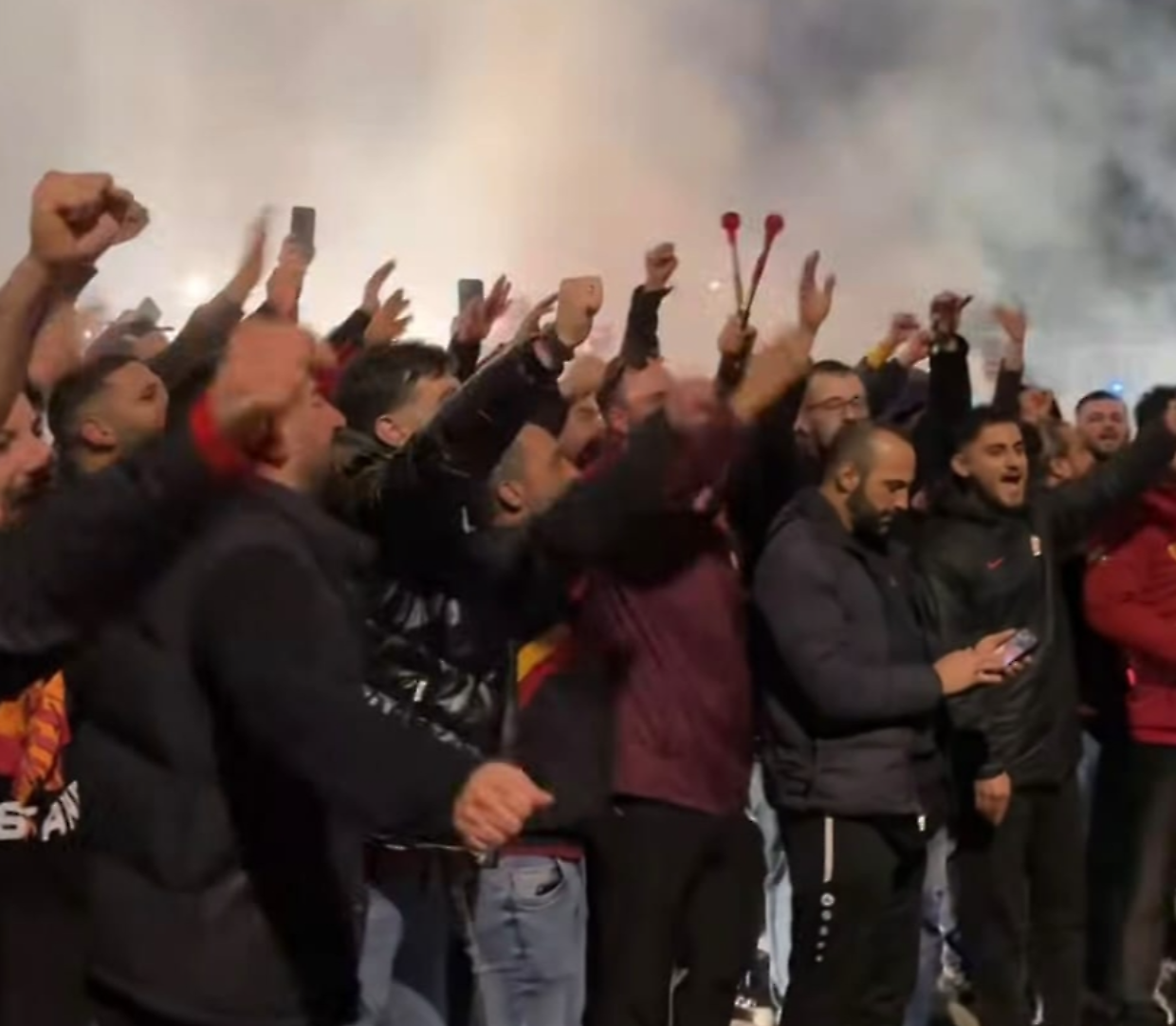 I tifosi della squadra di volley del Galatasaray festeggiano dopo la partita