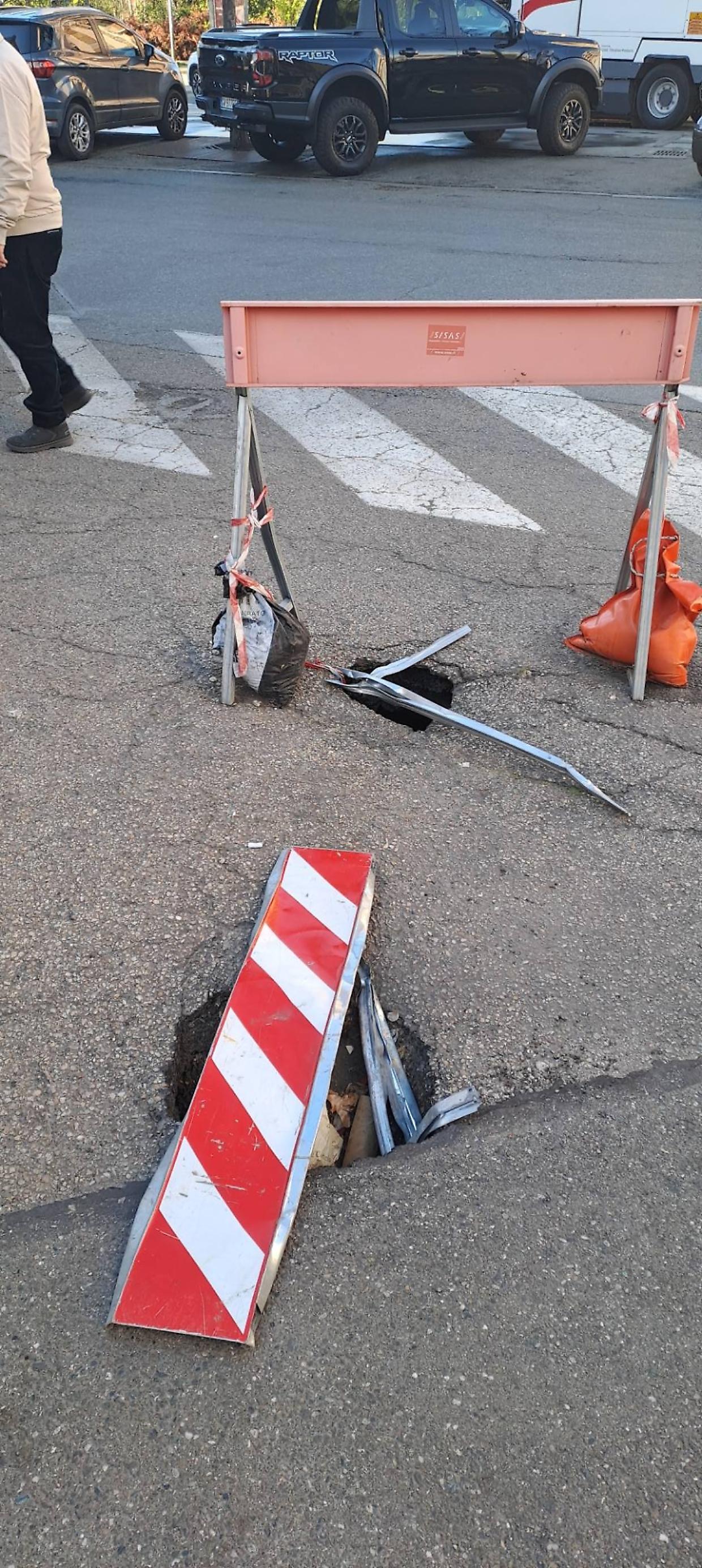 Quella voragine in via Rosazza che nessuno ripara: scaricabarile e lamiere al posto della sicurezza
