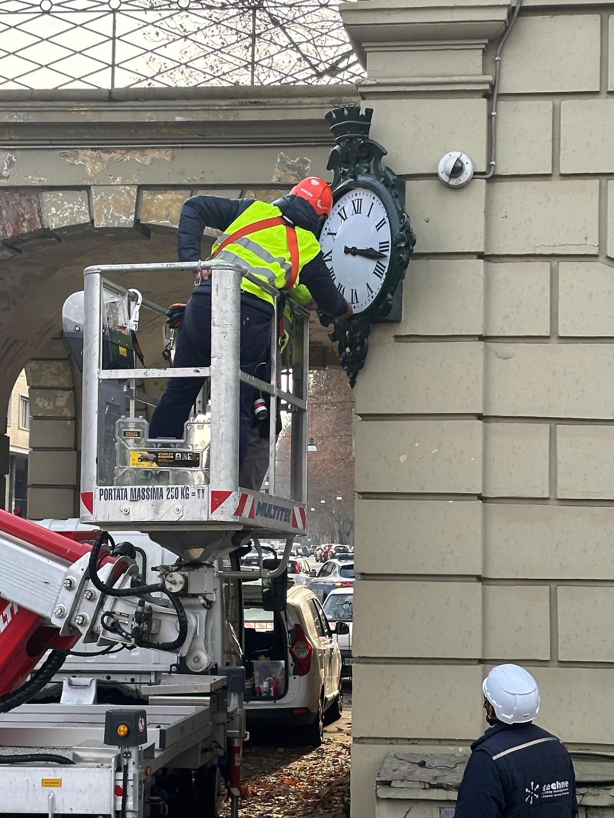 Met&agrave; degli ingranaggi storici in funzione: ora torna &laquo;l&rsquo;orologio dei fiori&raquo; ai giardini Sambuy