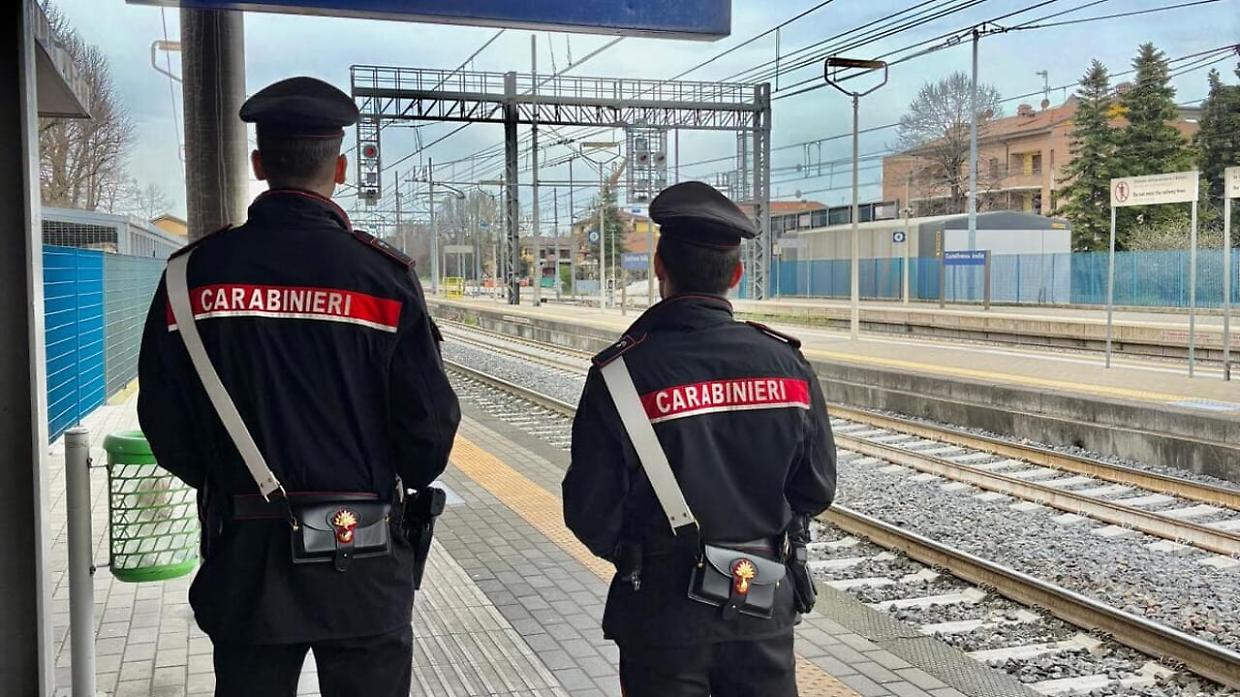 Spintoni alla stazione di Rivarolo Canavese: due agenti aggredite, uomo fermato dai carabinieri