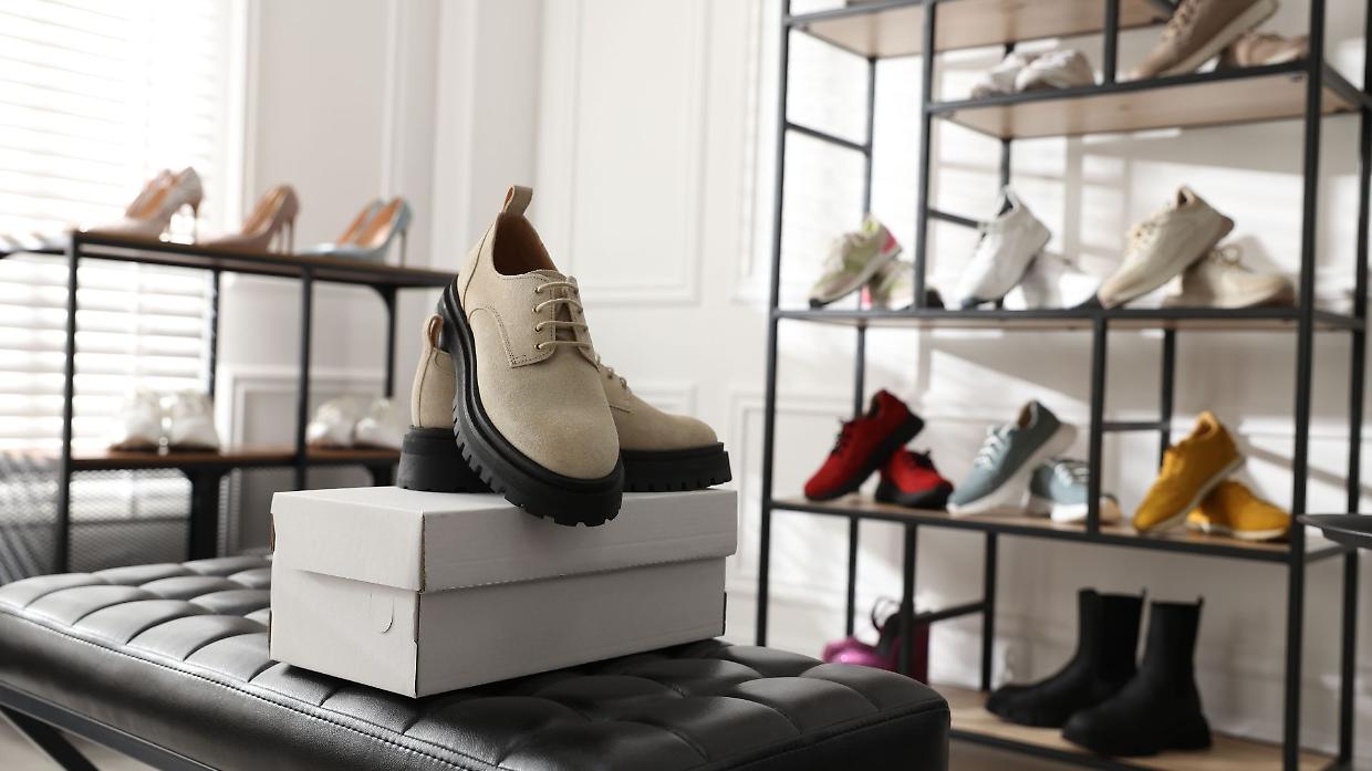 Calzature, il Piemonte corre all&rsquo;estero: export +11,2% nel 2025, ma perde imprese e lavoro