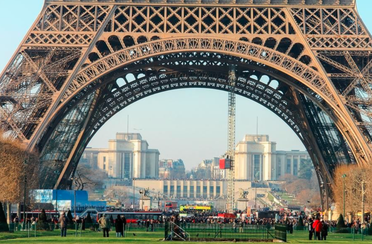 Un frammento della Tour Eiffel all&rsquo;asta: il prezzo supera i 100mila euro