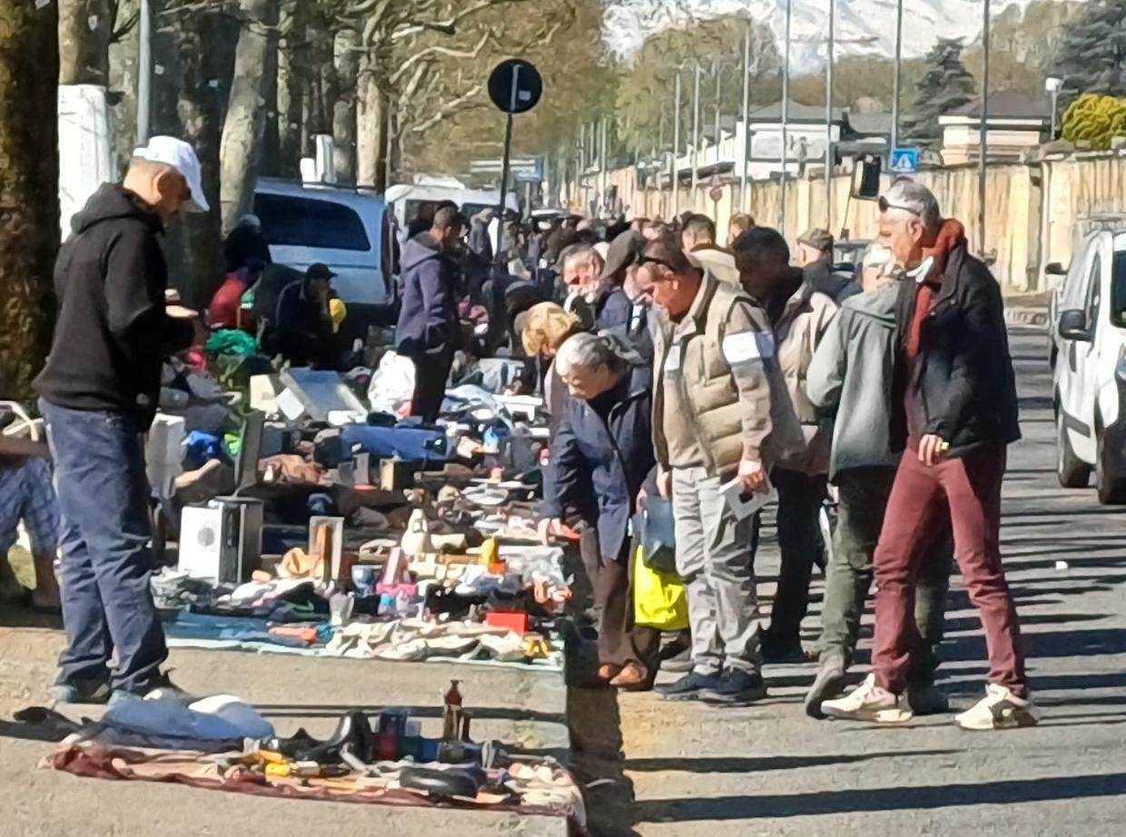 Suk di via Carcano tra le auto, residenti furiosi: &laquo;Rischio per le auto&raquo;