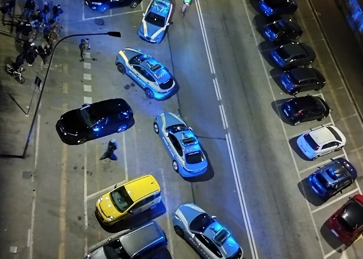 Le volanti della polizia al Madre Teresa di Calcutta