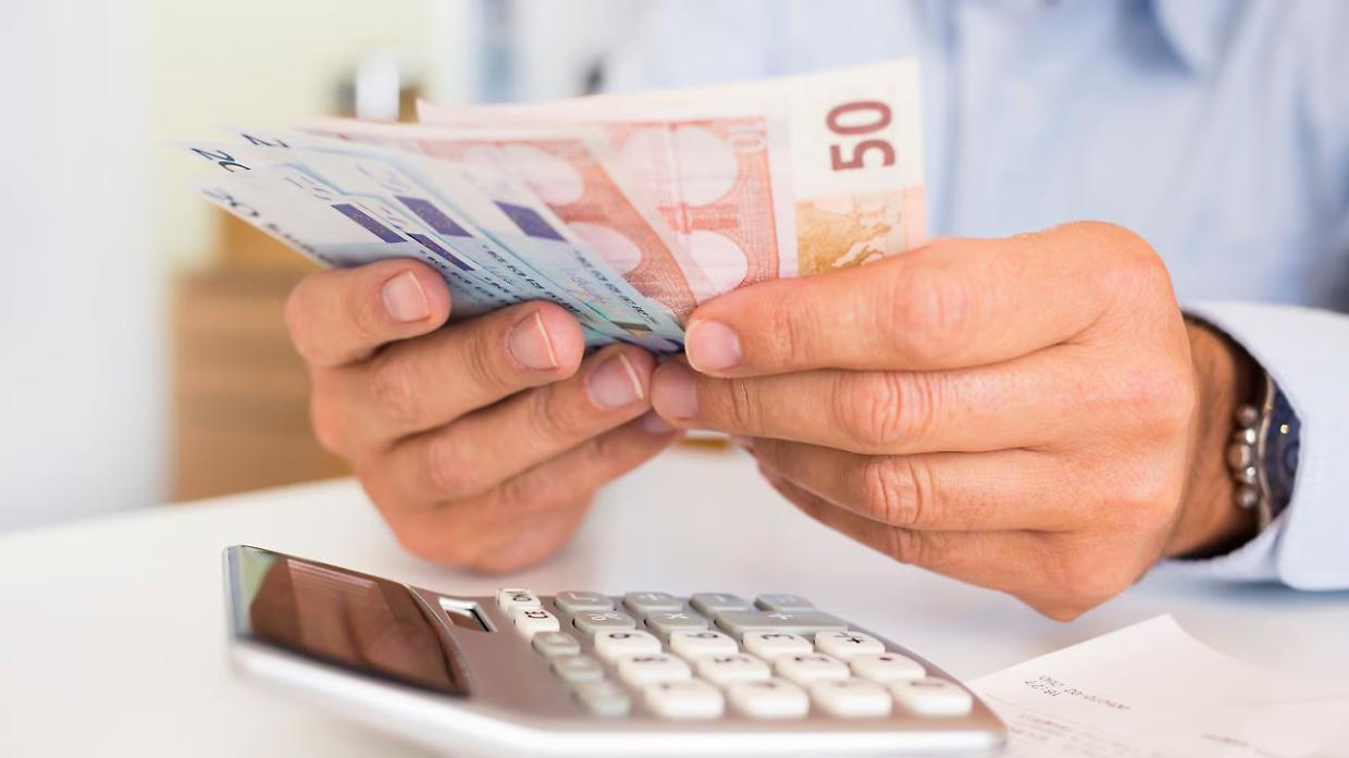 Pi&ugrave; soldi subito in busta paga: il bonus per chi rimanda la pensione