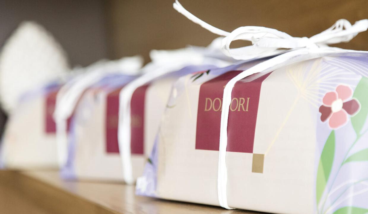 Pasqua solidale al mercato di corso Brunelleschi: donate colombe a chi raccoglie gli avanzi da terra