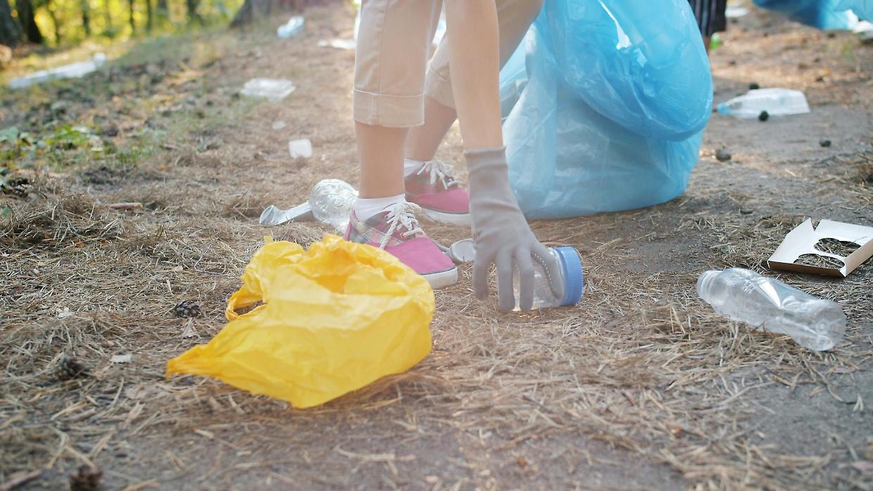 Torna il Plogging Day di Plastic Free: scarpe da ginnastica e sacchetto contro l'inquinamento