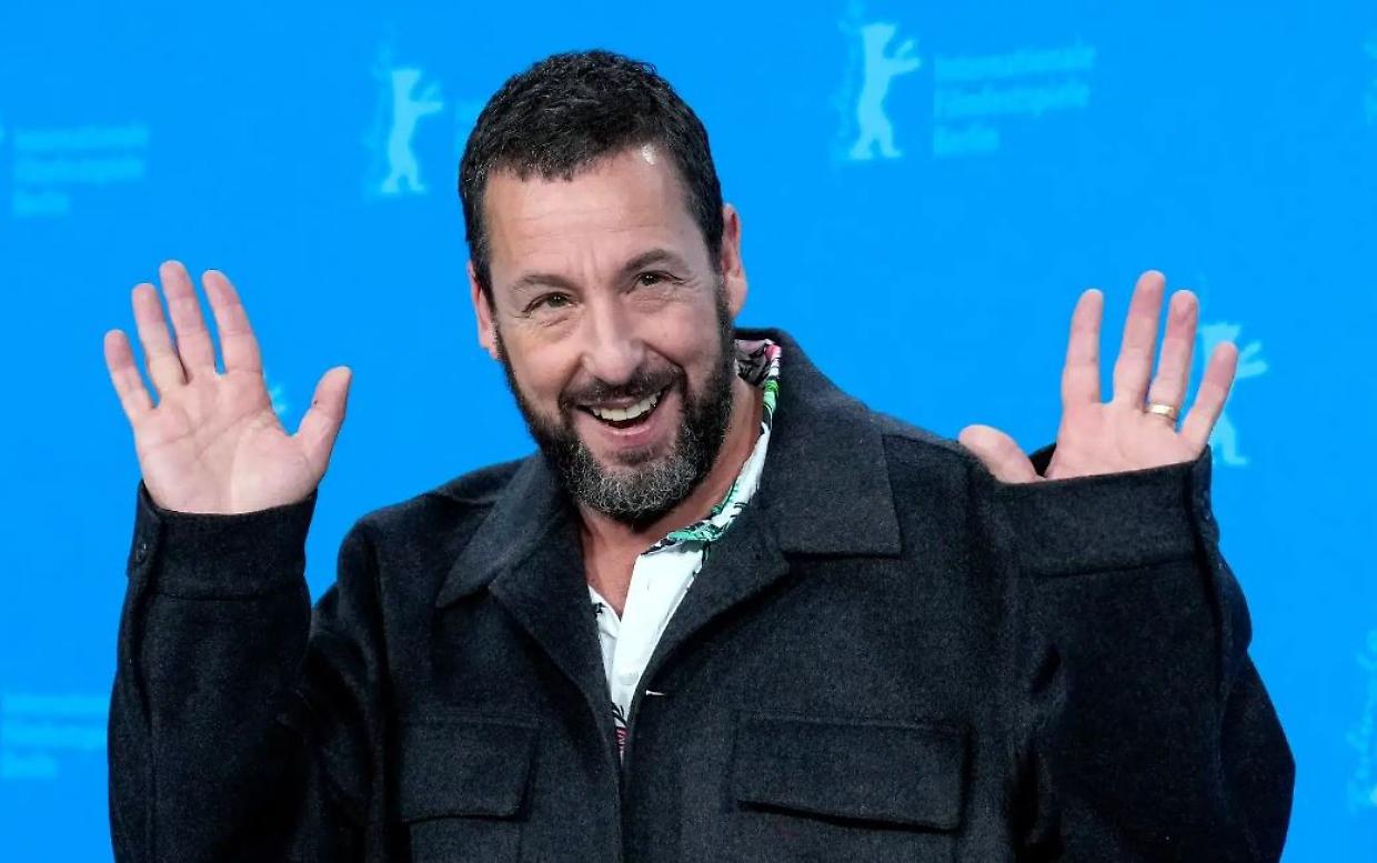 Adam Sandler re di Hollywood: &egrave; l&rsquo;attore pi&ugrave; pagato del 2025