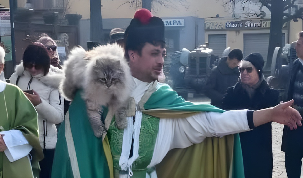 Don Mario Viano con uno dei suoi gatti