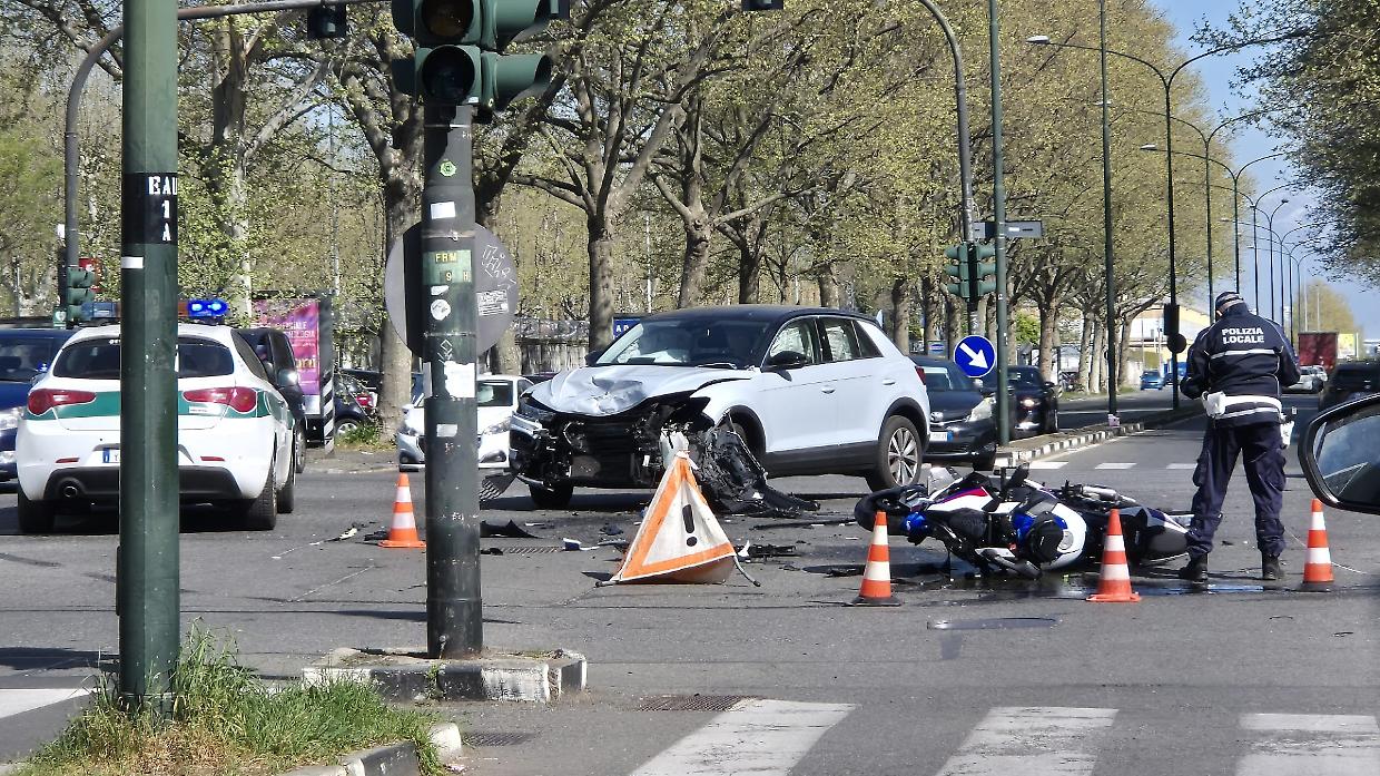 Scontro tra auto e moto a Torino