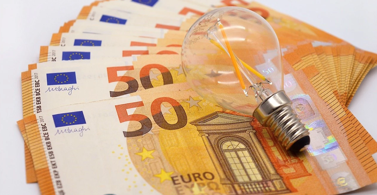 Bollette elettriche, scatta il bonus da 115 euro: ecco come ottenerlo