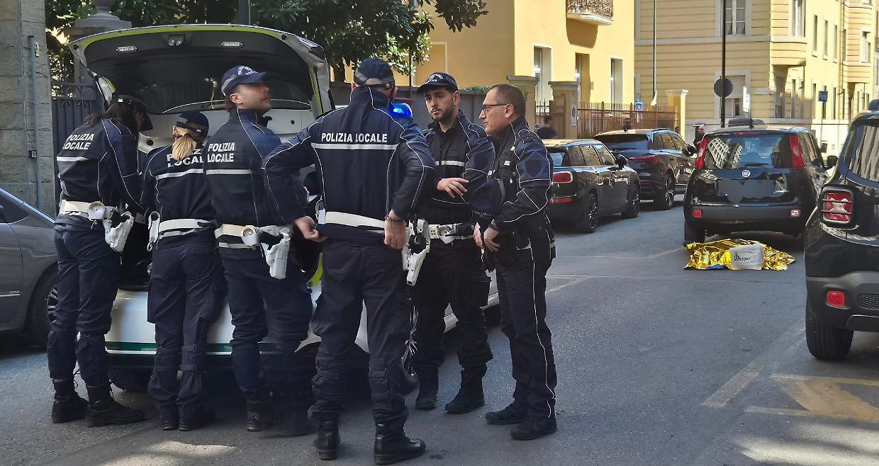 La municipale e, sullo sfondo, la Panda e la coperta termica dov'&egrave; stato avvolto il corpo dell'anziano