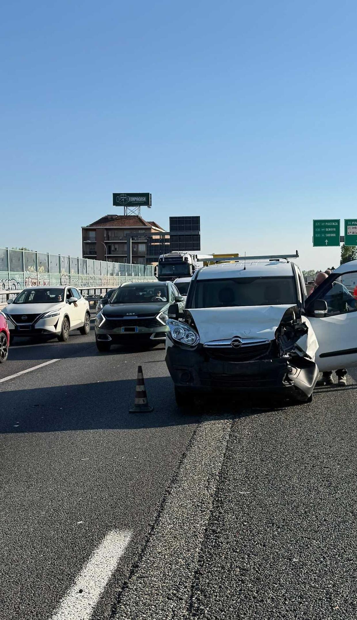Scontro tra tre veicoli in corso Francia: traffico in tilt verso Milano