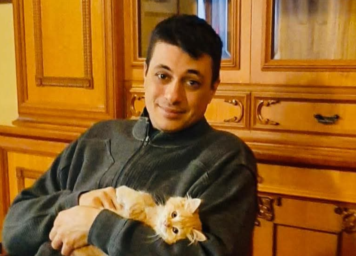 Don Mario Viano con uno dei suoi numerosi gatti