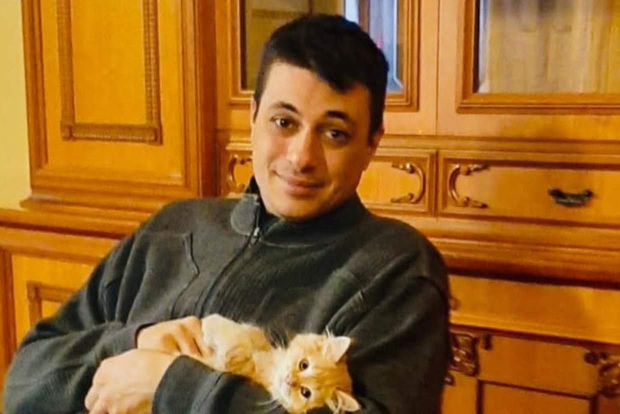 Don Mario Viano con uno dei suoi gatti