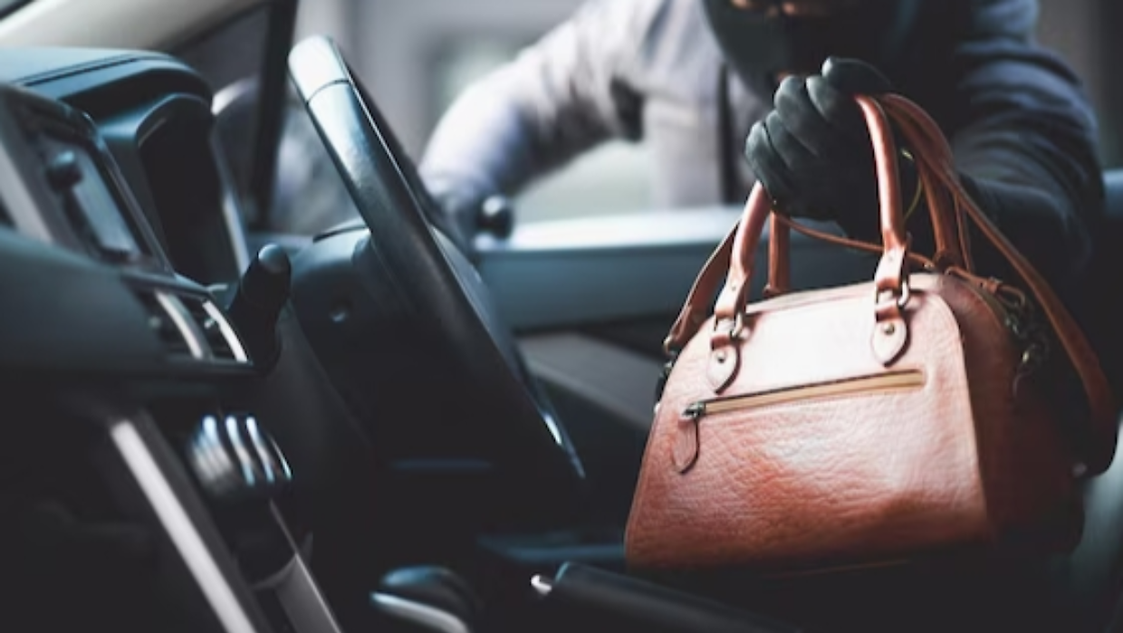 Volpiano, furto lampo davanti al cimitero: borsa sparita in pochi minuti