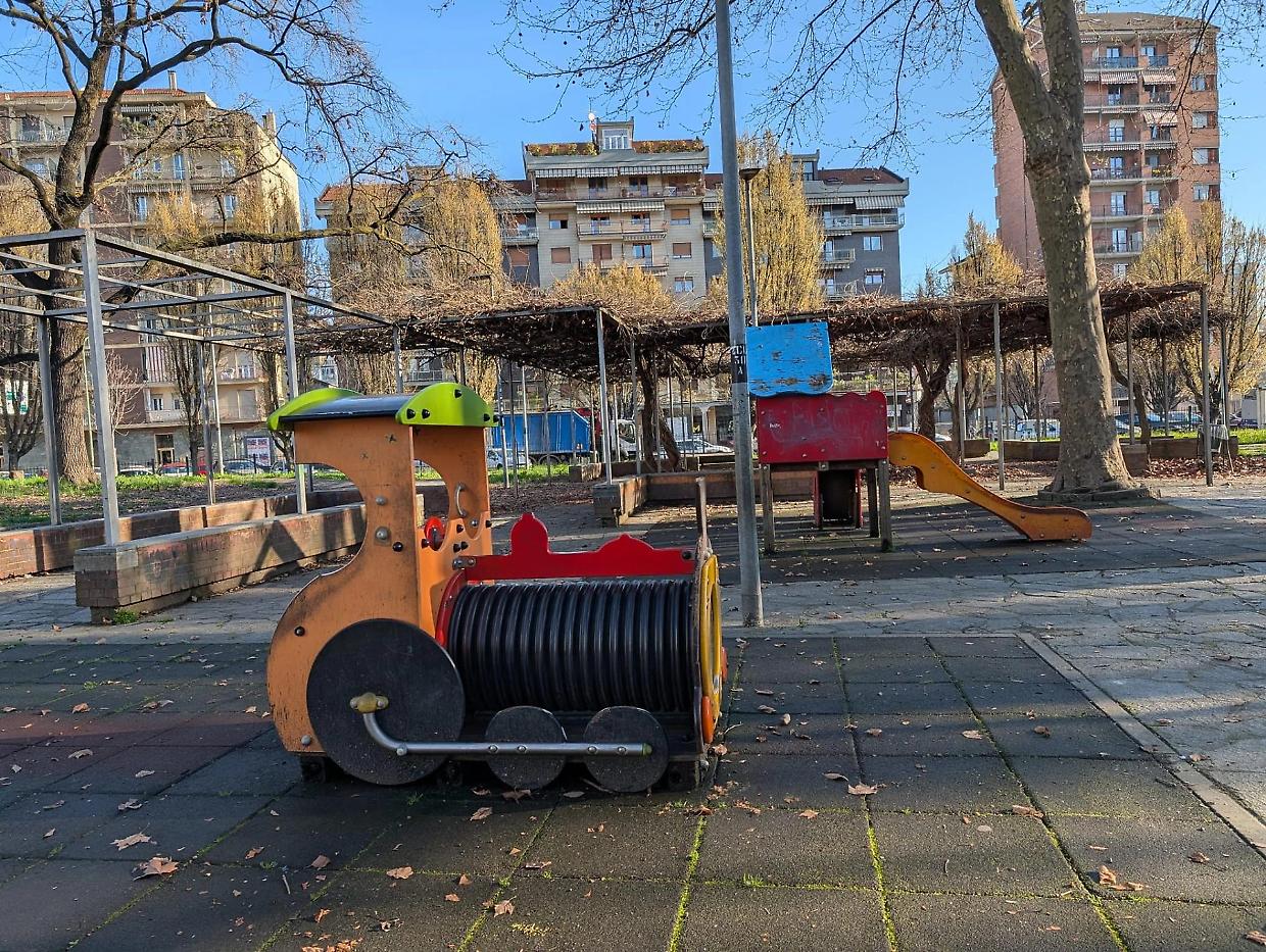 Corso Taranto, area giochi nel degrado