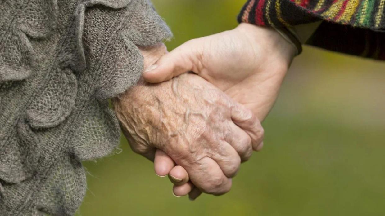 Si vive fino a 83 anni, ma sempre pi&ugrave; malati: il paradosso della longevit&agrave; in Italia