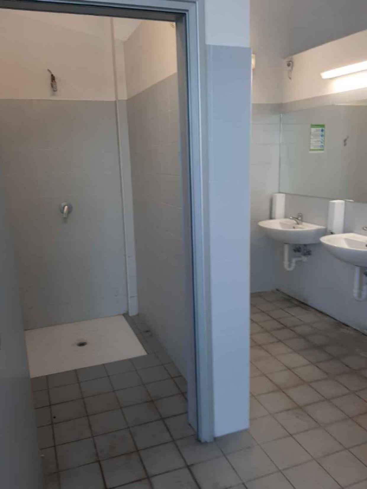 Caio Mario, bagni distrutti e poi rifatti