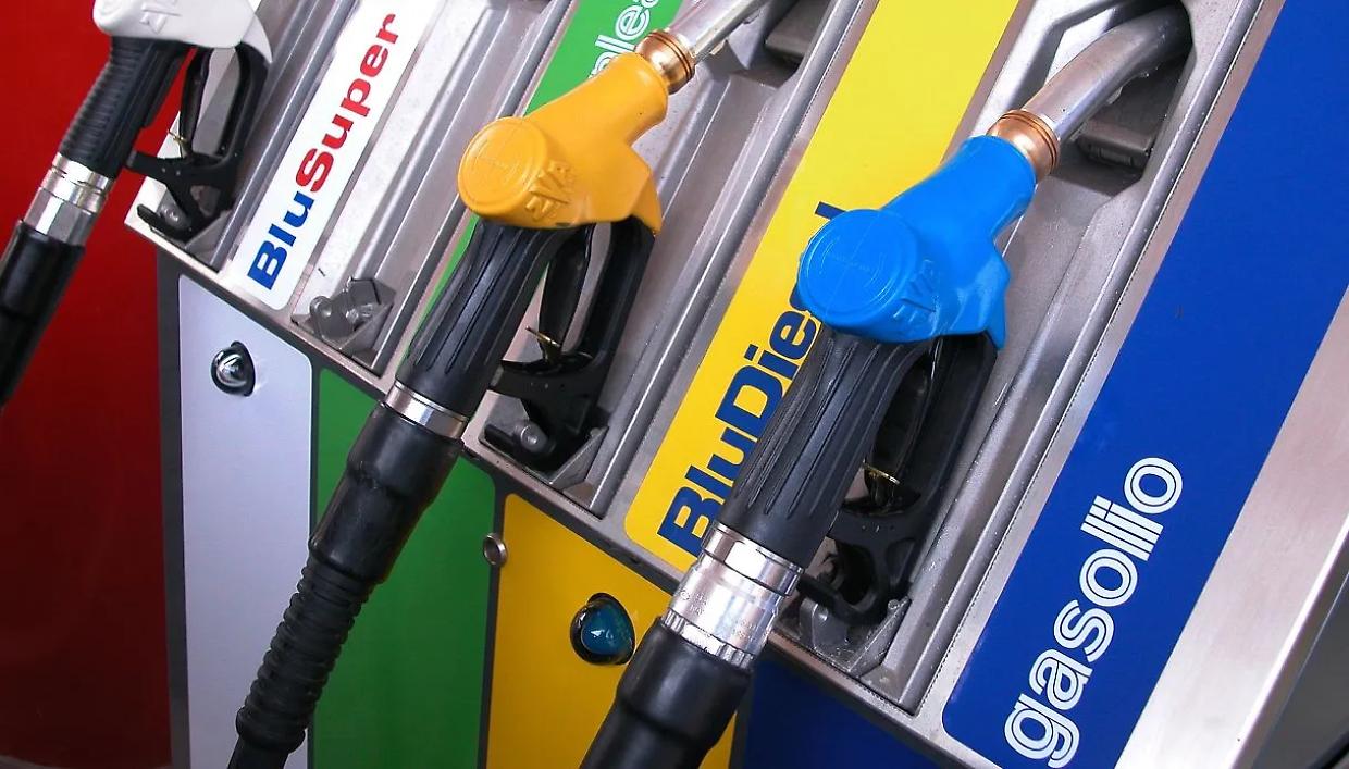 Stangata in autostrada, il gasolio speciale sfiora i 3,2 euro al litro: &egrave; record nazionale