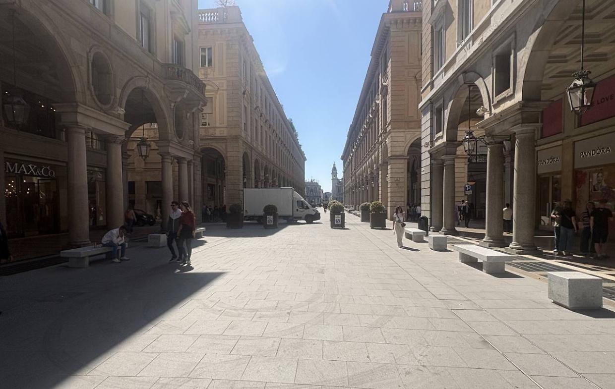 Via Roma nuova, ma gi&agrave; sporca: aloni e macchie dopo pochi mesi