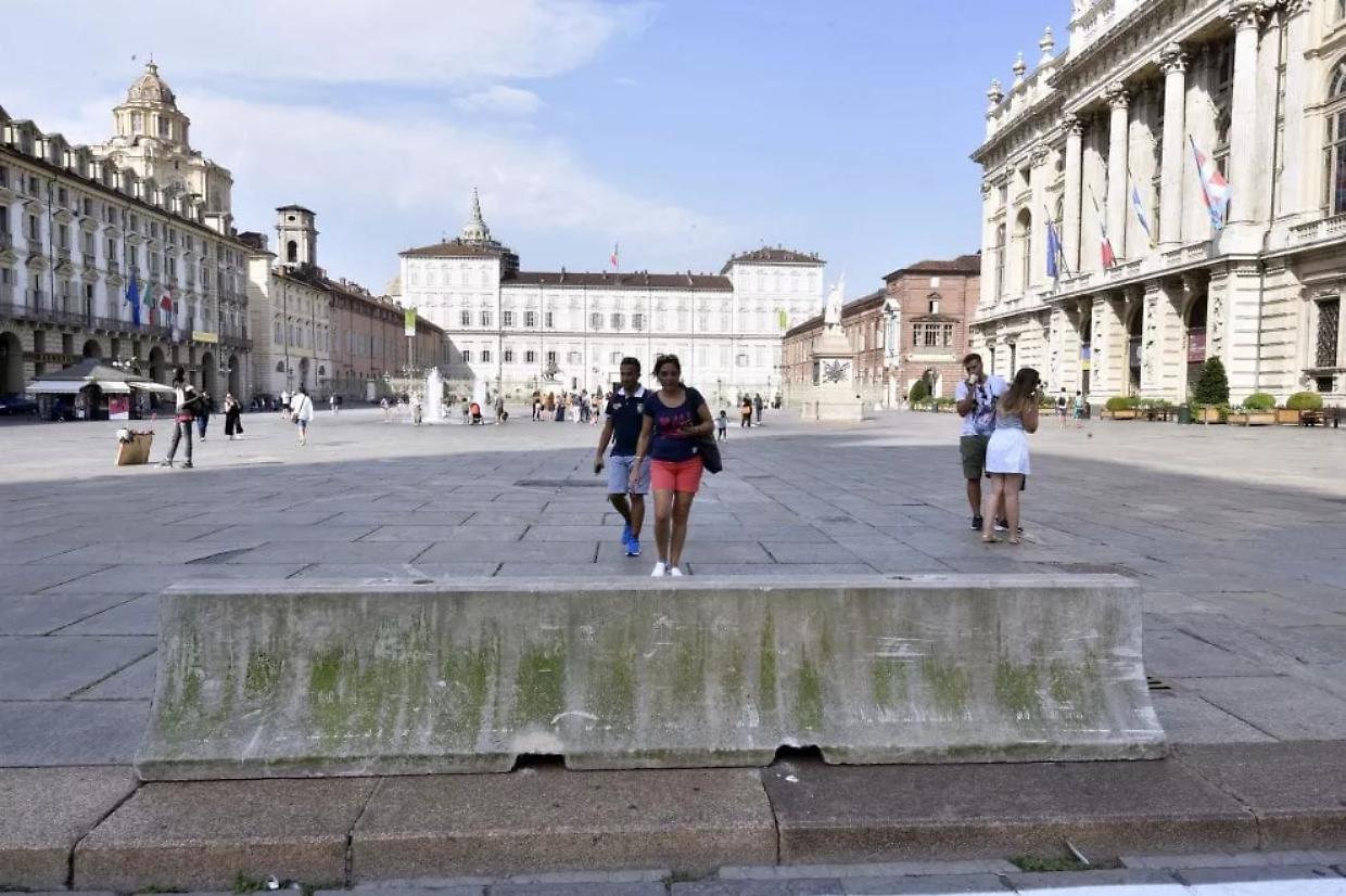 Piazza Castello cambia volto, dai jersey alle fioriere, sicurezza e bellezza possono convivere