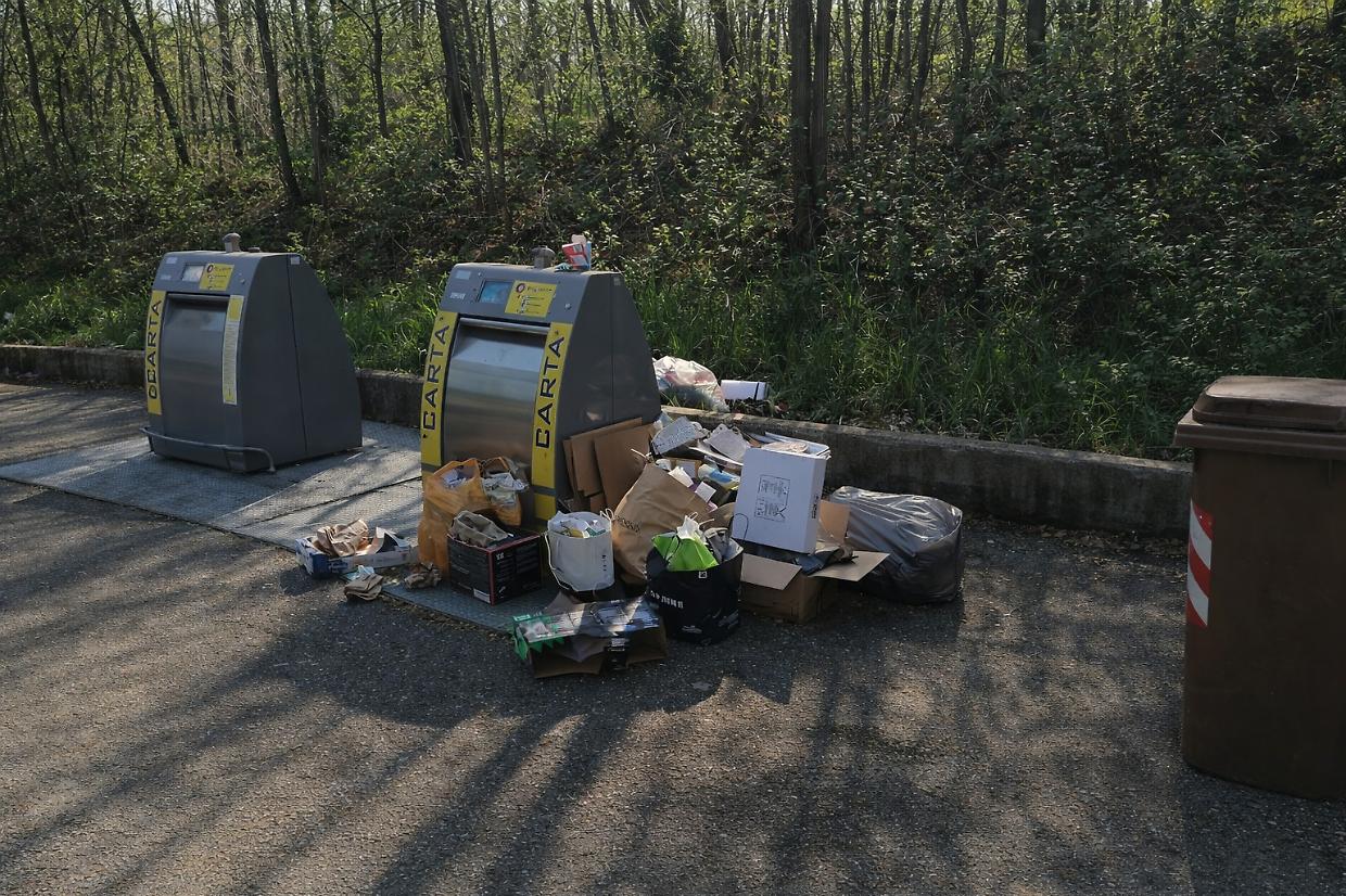 Druento, abbandona rifiuti in strada: scatta la multa