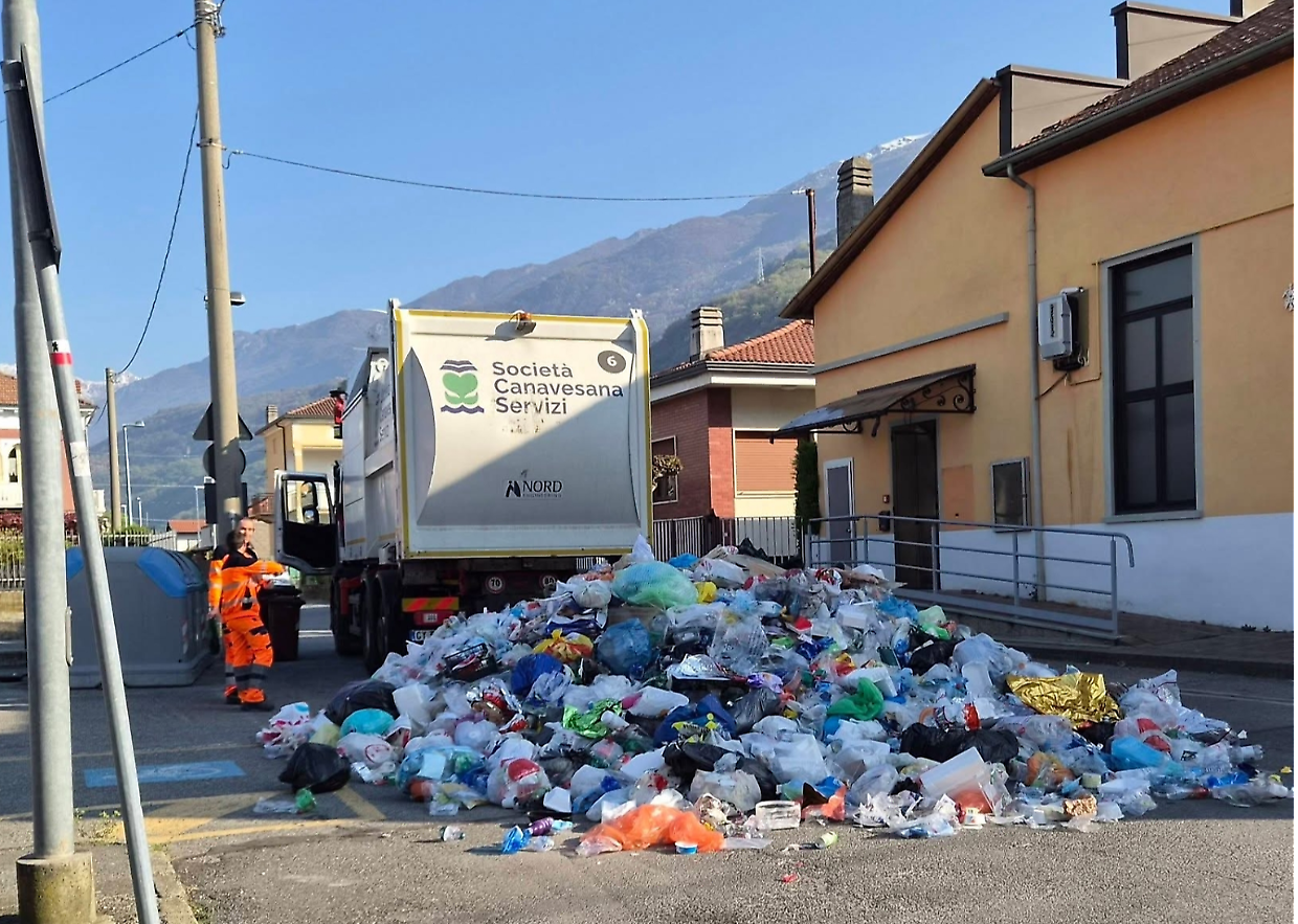 Borgofranco, guasto tecnico: camion dei rifiuti perde il carico in strada
