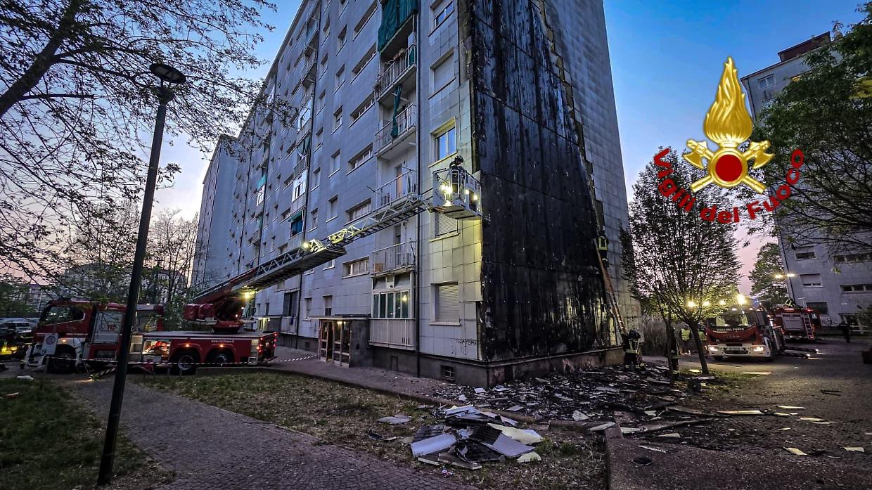 Torino, incendio nella notte in via Artom: fiamme sulla facciata di un palazzo