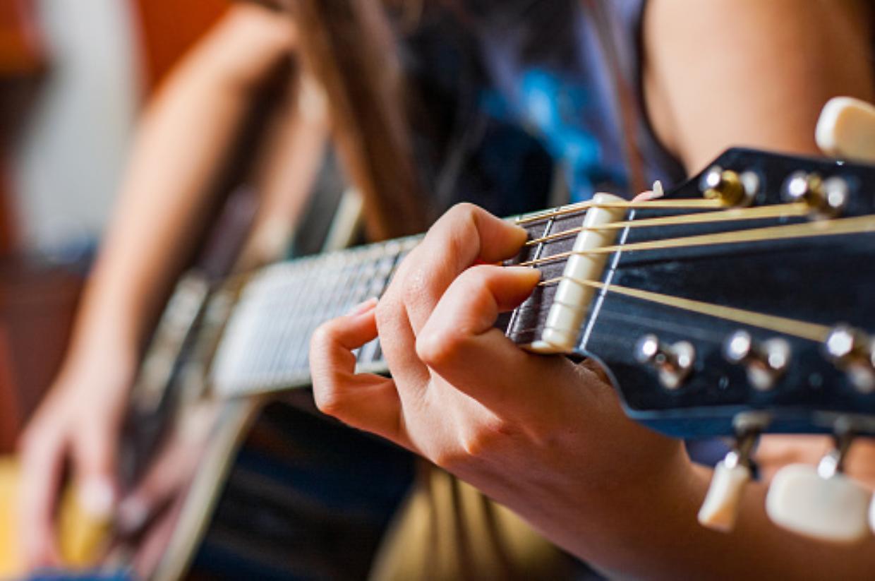 Villar Dora in rosa: &ldquo;Women in Rock&rdquo; accende i classici con maestre d&rsquo;orchestra e voci d&rsquo;eccezione
