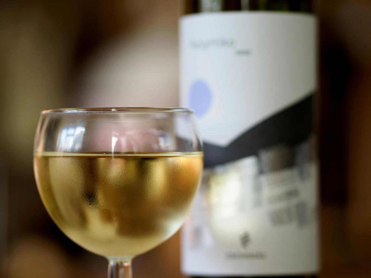 Vino bianco al supermercato, quali sono le bottiglie pi&ugrave; pure? I risultati dei test di Altroconsumo