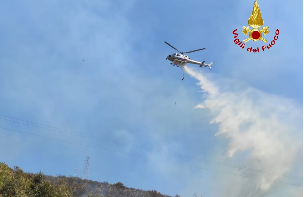 Frassinetto, boschi in fiamme al Berchiotto: elicottero e squadre Aib in azione