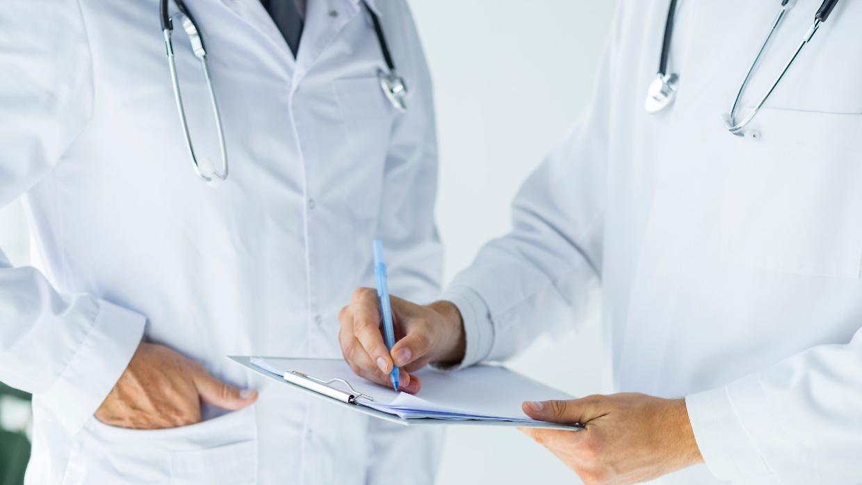 Medici in corsia fino a 72 anni: la proroga che cambia la sanit&agrave; italiana