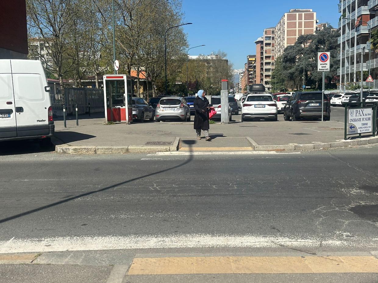Le strisce pedonali sono fantasmi: attraversare &egrave; ormai una challenge