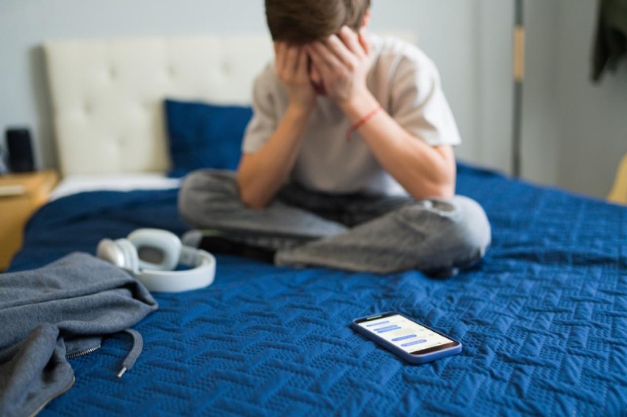 Social vietati ai minori: il governo prepara il giro di vite, ma esplode la polemica sulle multe ai genitori