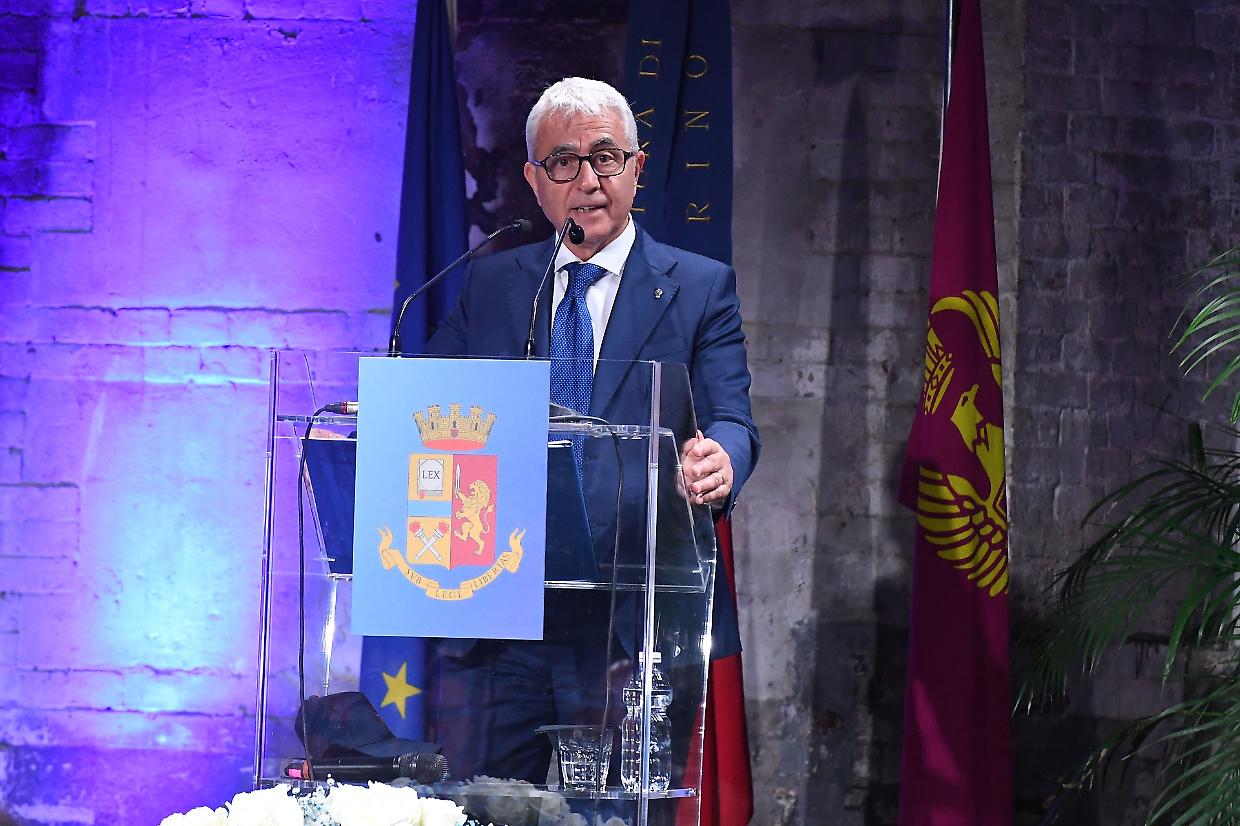 Il questore di Torino, Massimo Gambino, parla dal palco delle Ogr