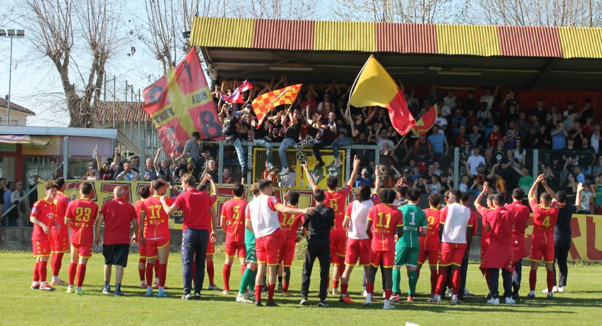 Tre ex calciatori del Bra indagati per violenza sessuale dopo la festa per la promozione in Serie C