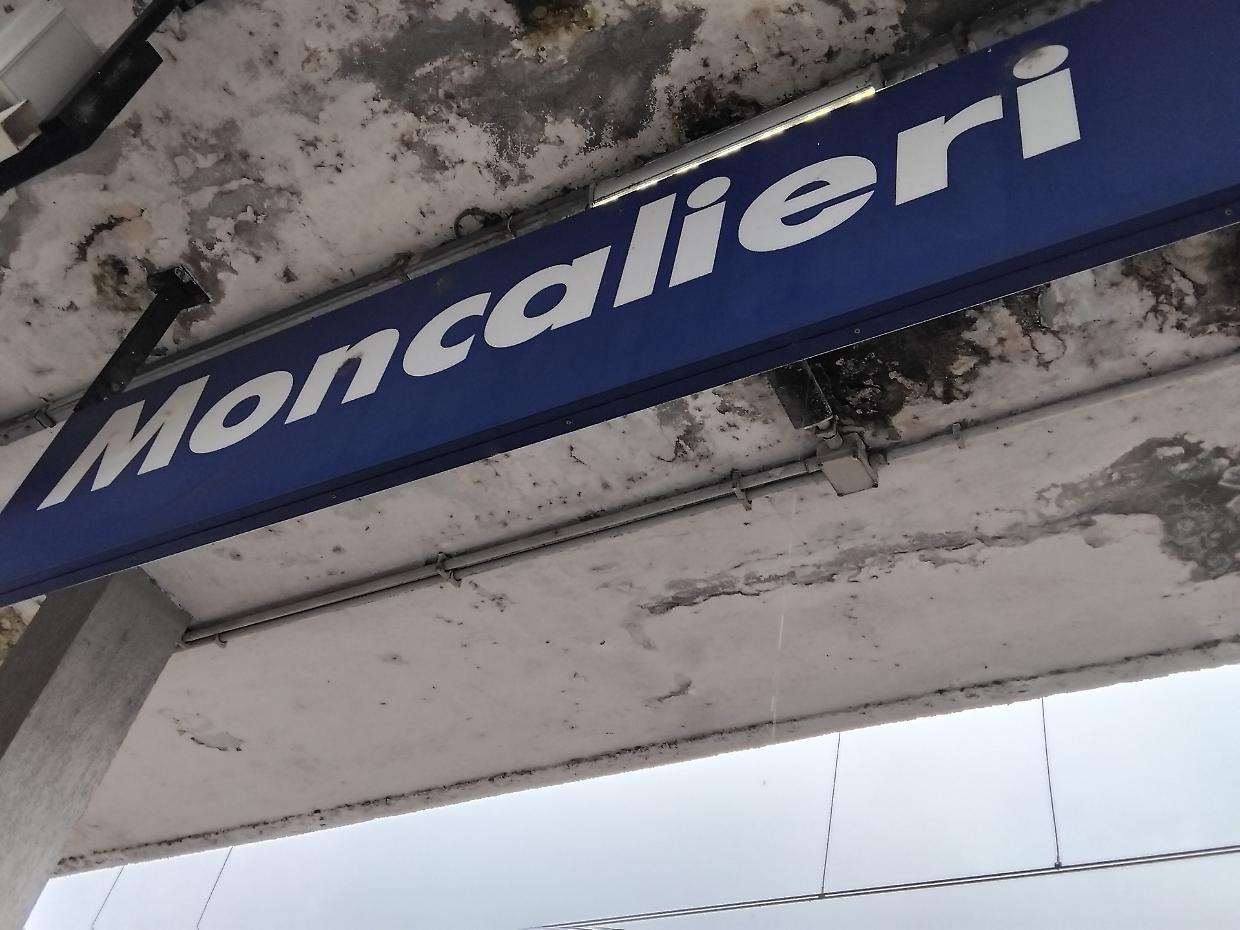 Calcinacci dalla pensilina del binario 3 a Moncalieri: disagi, nessun ferito