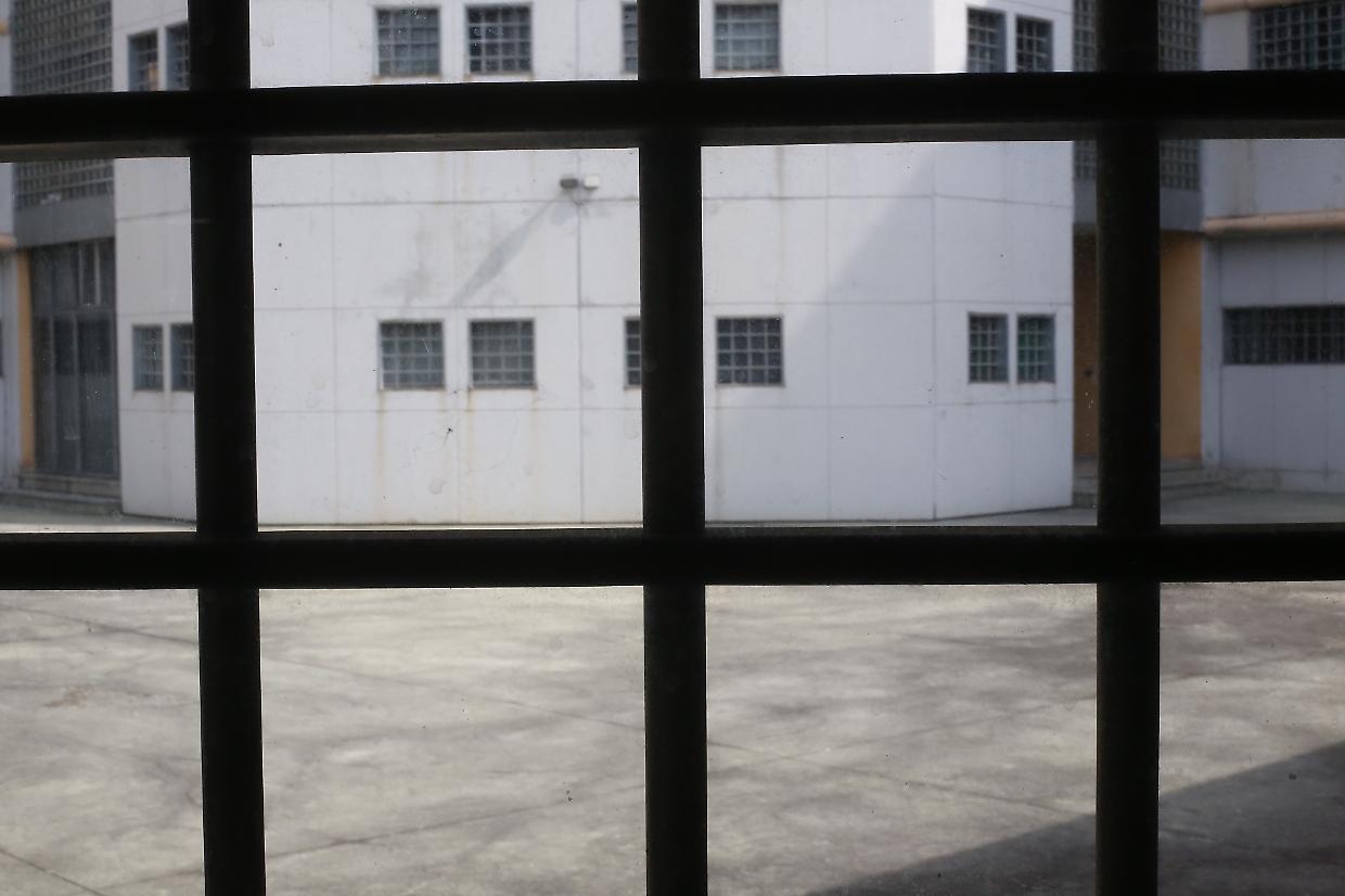 Avvocato porta il fumo ai detenuti: "L'ho fatto perch&egrave; minacciato"