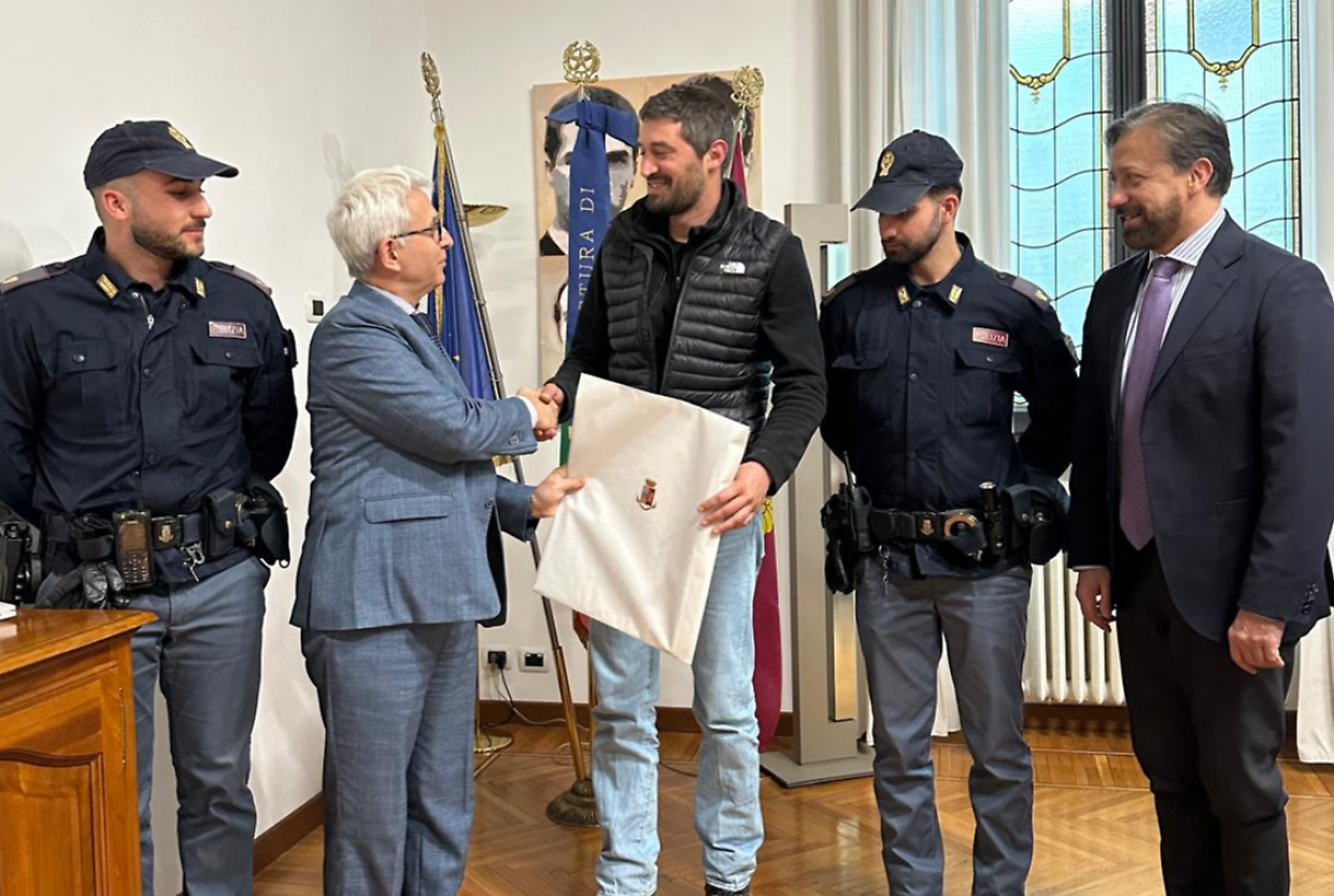 Il questore Massimo Gambino e il dirigente delle volanti Giorgio Pozza premiano il tassista Luca Chiambretto