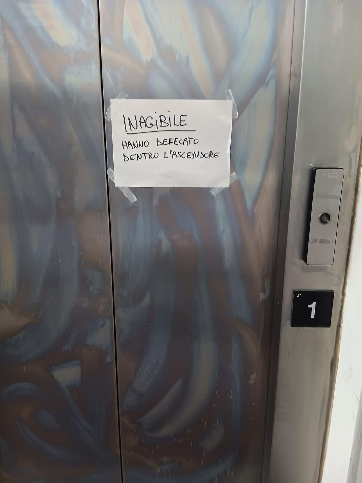 Ascensore dell&rsquo;ospedale trasformato in bagno