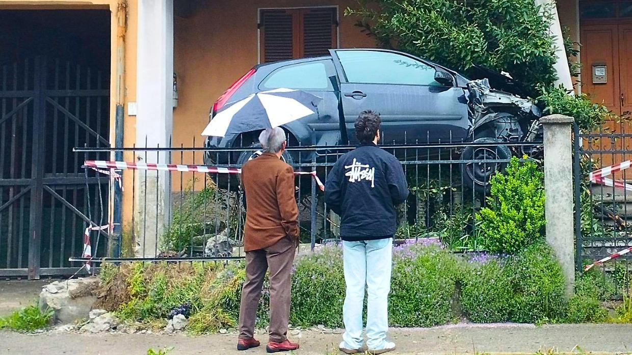 Esce di strada, "decolla" e finisce nel cortile di un'abitazione
