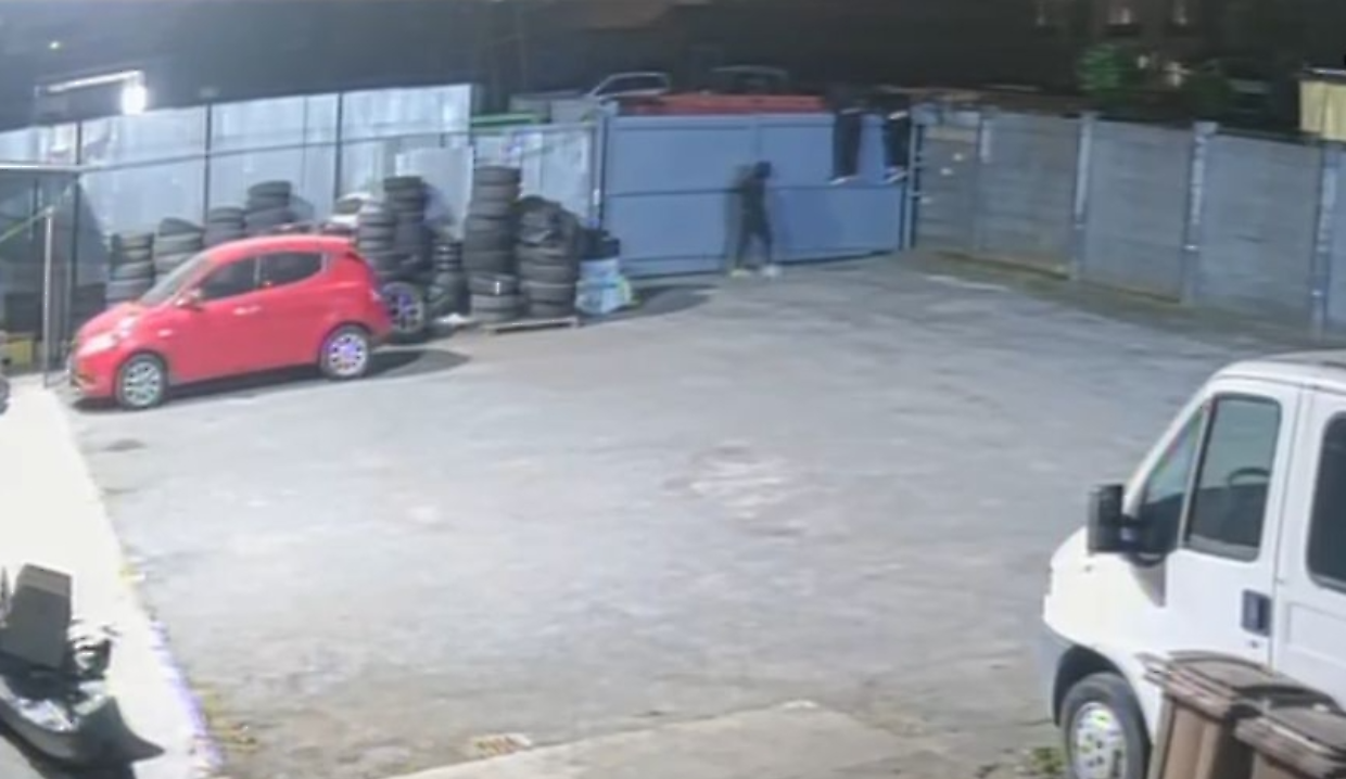 I ladri entrano nella concessionaria di corso Orbassano