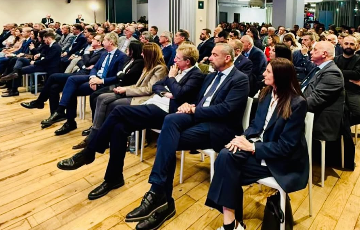 Arianna Meloni a Torino: &laquo;Non ci perdiamo d&rsquo;animo&raquo;, ed &egrave; standing ovation per Marrone